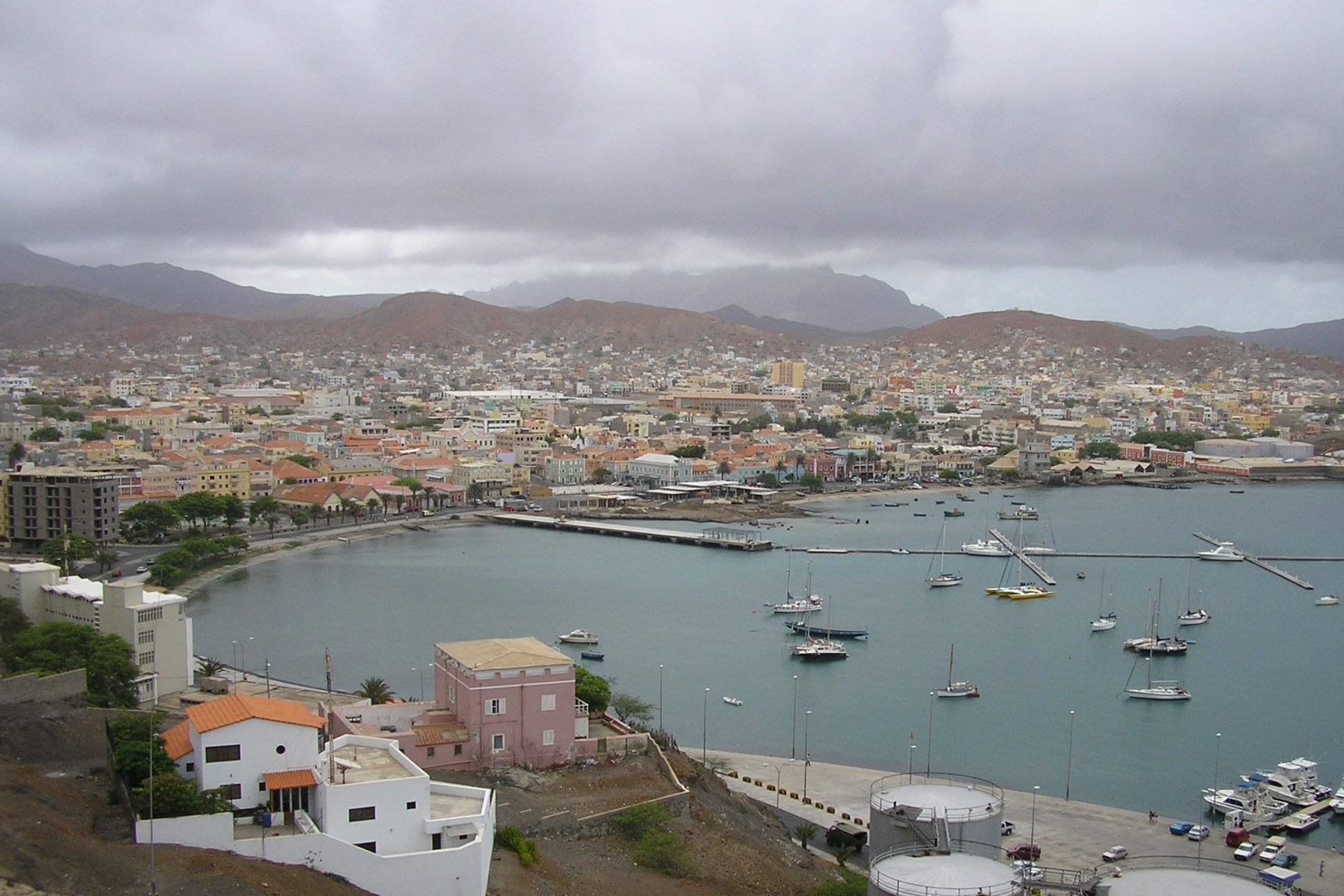Vue de Mindelo sur l'île de São Vicente au Cap-Vert, port et baie.
