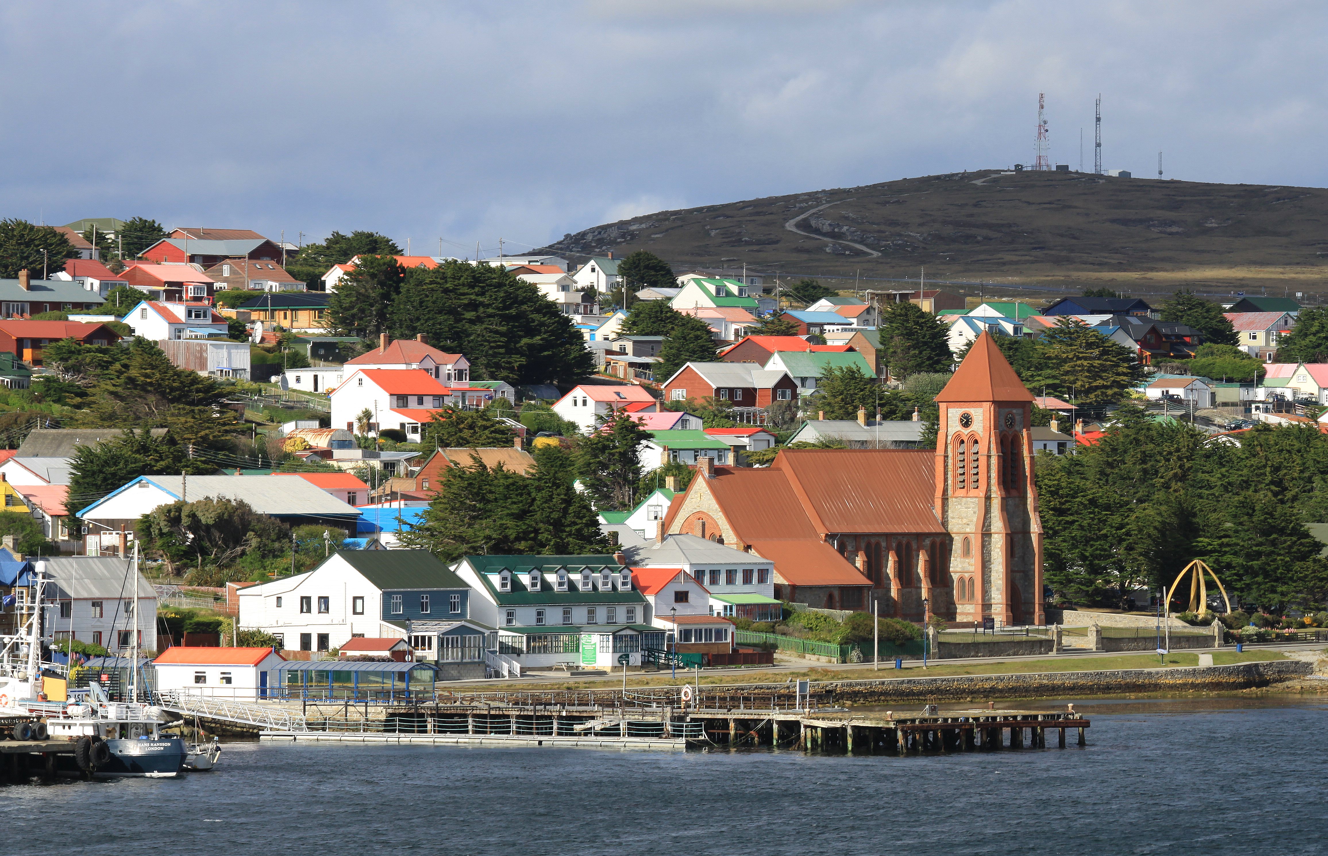 Front de mer de Stanley dans les îles Malouines, vu depuis le port avec maisons colorées.