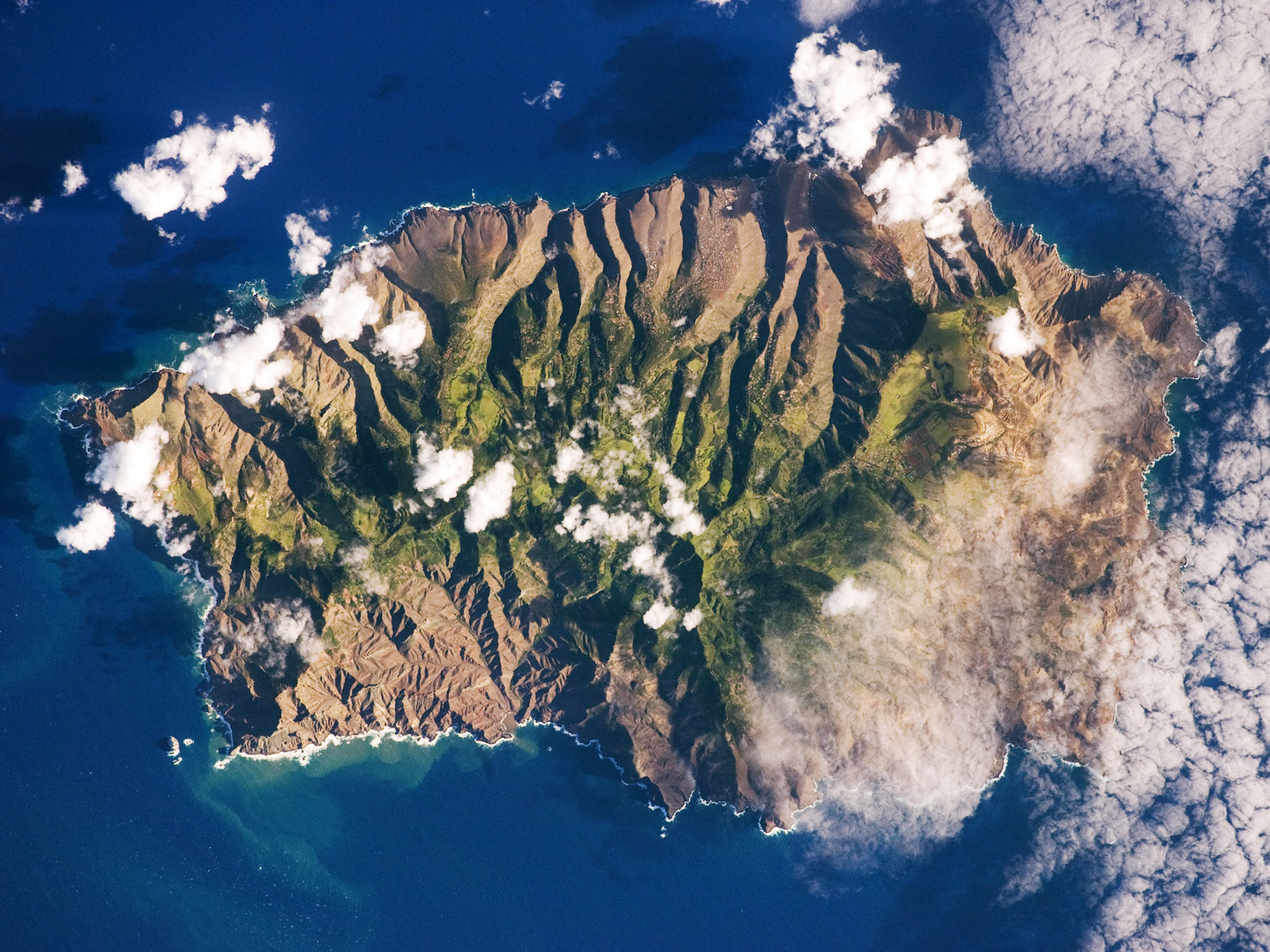 Vue satellite de l'île de Sainte-Hélène dans l'Atlantique Sud.