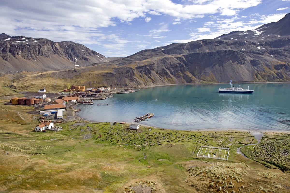 Baie de Grytviken en Géorgie du Sud, ancienne station baleinière au pied des montagnes.