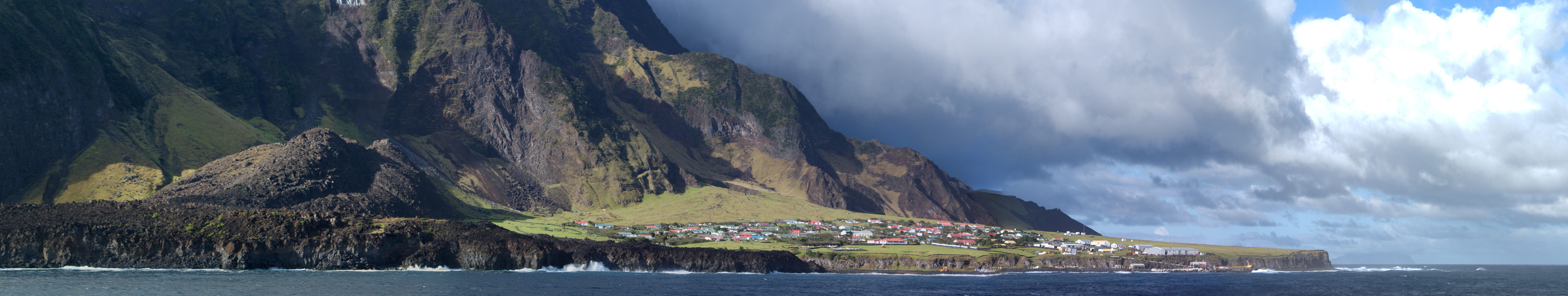 Panorama de la colonie d'Edinburgh of the Seven Seas sur l'île de Tristan da Cunha, au pied du volcan.